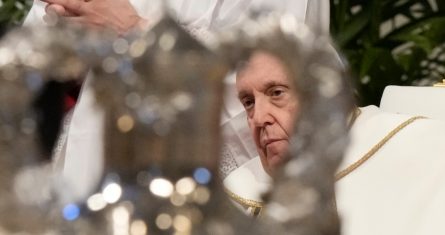 El Papa Francisco bendice un jarro de aceite durante un acto en la Basílica de San Pedro, en el Vaticano, el 6 de abril de 2023.