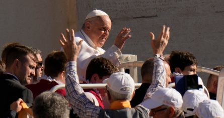 El Papa Francisco llega a su audiencia semanal en la Plaza de San Pedro del Vaticano, el miércoles 26 de abril de 2023.