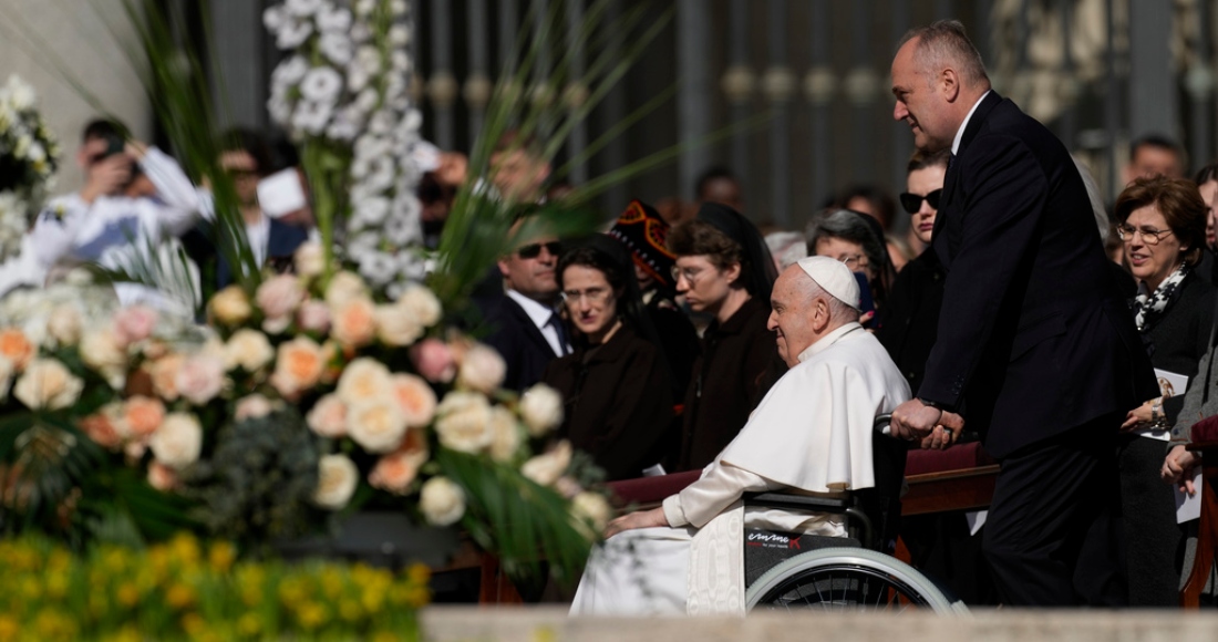 El Papa Francisco llega en una silla de ruedas en la Plaza de San Pedro en el Vaticano, donde celebrará la misa del Domingo de Resurrección, el domingo 9 de abril de 2023.