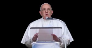 El Papa Francisco ofrece un discurso mientras recita la plegaria de Regina Coeli desde la ventana de su estudio con vistas a la Plaza de San Pedro del Vaticano, el domingo 16 de abril de 2023.