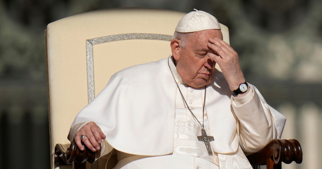 El Papa Francisco se toca la frente durante su audiencia semanal en la Plaza de San Pedro en el Vaticano, el miércoles 12 de abril de 2023.