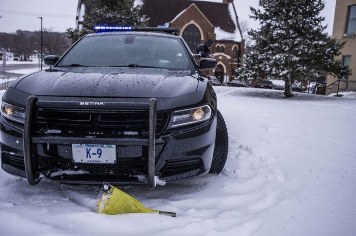 El vehículo de la policía asignado a Joshua Owen, en agente del oeste de Minnesota que murió en un tiroteo, es estacionado frente a la corte del condado Pope, en Glenwood, Minnesota, el domingo 16 de abril de 2023.