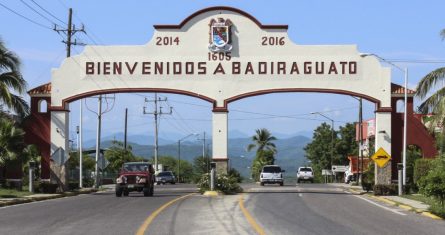 Entrada a Badiraguato, municipio de Sinaloa, de donde es originario "El Chapo" Guzmán.