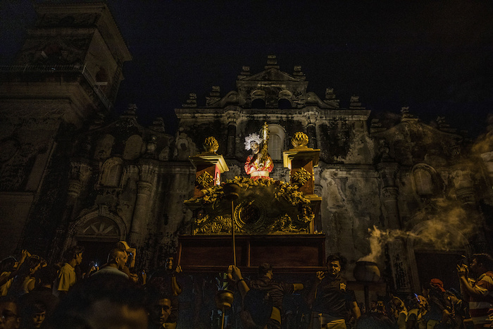 Fieles participan en la procesión del Jesús del Gran Poder, en la iglesia de La Merced en Granada, Nicaragua, el martes 4 de abril de 2023.