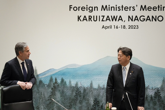 El Ministro del Exterior de Japón, Yoshimasa Hayashi, a la derecha, habla con el Secretario de Estado de Estados Unidos, Antony Blinken, al inicio de la primera sesión de trabajo de la reunión de ministros del Exterior del G7, el lunes 17 de abril de 2023, en un hotel de Karuizawa, en la prefectura de Nagano, Japón.