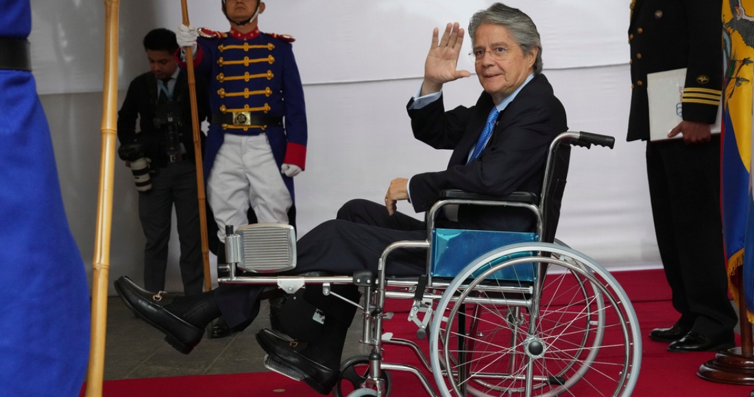 El Presidente de Ecuador, Guillermo Lasso, en silla de ruedas, saluda a la prensa mientras espera al mandatario de República Dominicana, Luis Abinader, en el Palacio de Gobierno antes de la reunión de la Alianza para el Desarrollo en Democracia, en Quito, Ecuador, el lunes 6 de marzo de 2023.