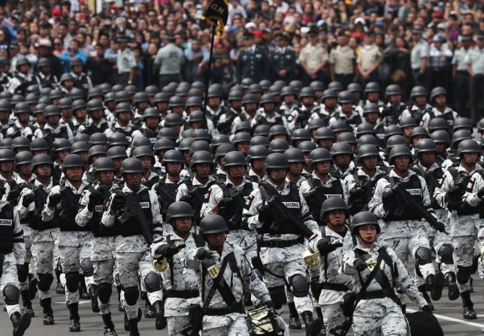 Integrantes de la Guardia Nacional de México marchan en el Desfile Militar del Día de la Independencia, en la principal plaza de la capital, el Zócalo, en Ciudad de México, el 16 de septiembre de 2019.