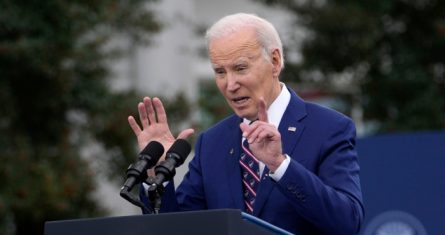 El Presidente Joe Biden habla sobre empleos durante una visita a la fábrica de semiconductores Wolfspeed, Inc., en Durham, Carolina del Norte, el martes 28 de marzo de 2023.