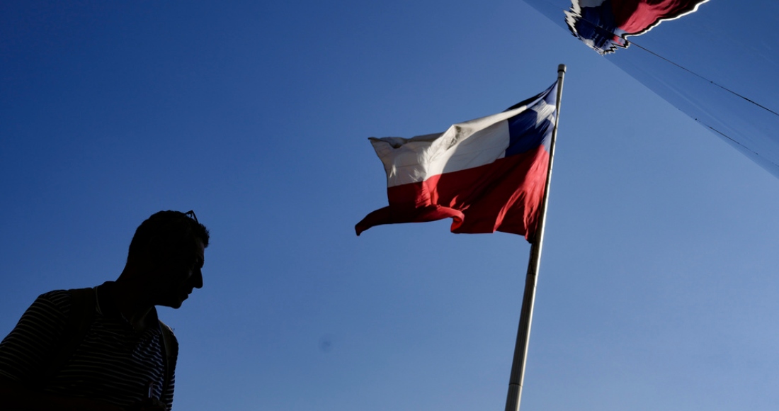 Una bandera chilena ondea en la Bienal de Arquitectura y Urbanismo en Santiago, Chile, el 19 de enero de 2023. El Congreso chileno aprobó el 11 de abril de 2023 una ley que reduce gradualmente la semana laboral de 45 a 40 horas. Foto: Matías Delacroix, Archivo, AP