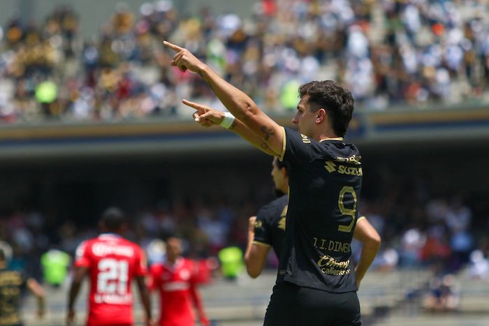 Juan Ignacio Dinenno, delantero de los Pumas, festeja su anotación ante el Toluca, en el Estadio Olímpico Universitario.