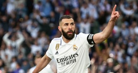 Karim Benzema celebra tras anotar el tercer gol de su equipo en la victoria ante el Valladolid en la liga española el domingo 2 de abril del 2023.