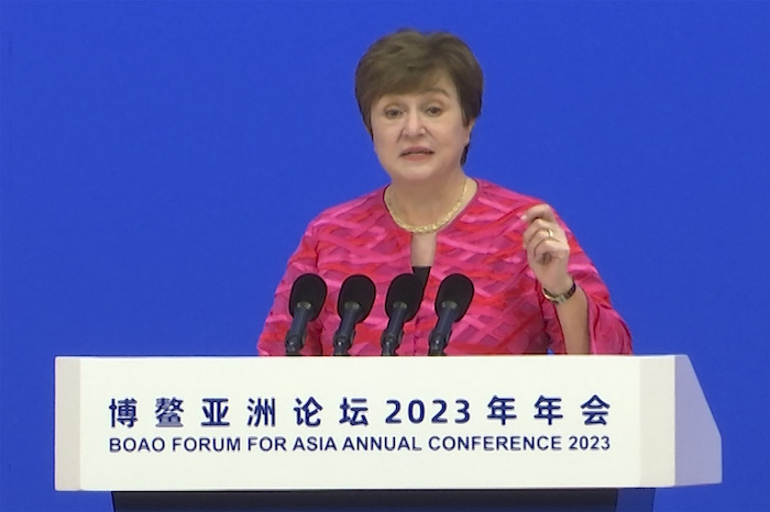 En esta imagen tomada de un video, la directora gerente del FMI, Kristalina Georgieva, habla en la ceremonia de apertura del Foro Boao para Asia en Boao, China, 30 de marzo de 2023.