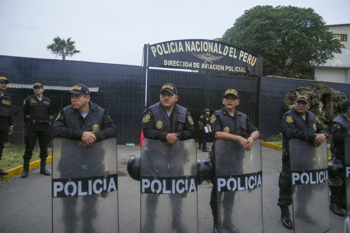 La policía vigila la entrada a la terminal policial junto al aeropuerto internacional desde donde el expresidente de Perú, Alejandro Toledo, será trasladado a un centro de detención después de llegar a Lima, Perú, extraditado de los Estados Unidos, el domingo 23 de abril de 2023.