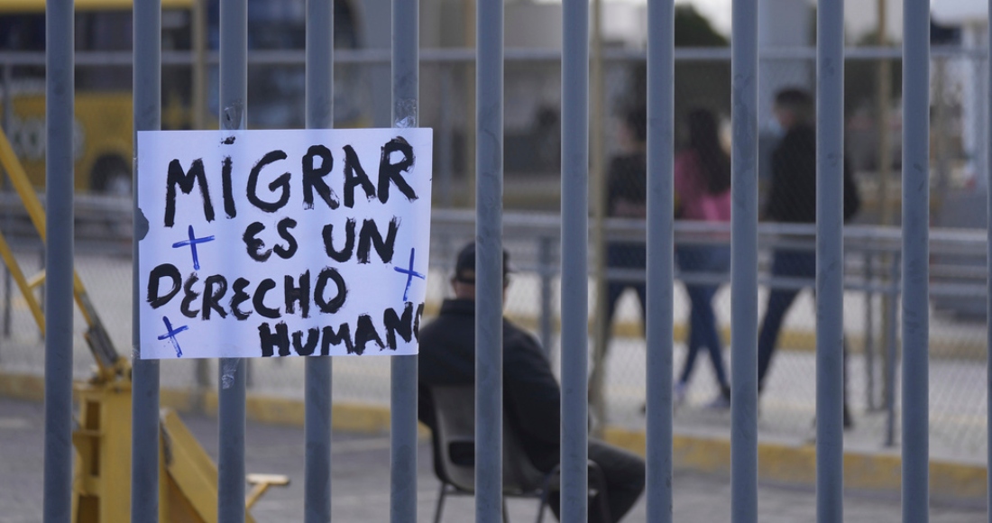 Un letrero cuelga el jueves 30 de marzo de 2023 de una reja de un centro de detención de migrantes en el que ocurrió un incendio letal, en Ciudad Juárez, México.