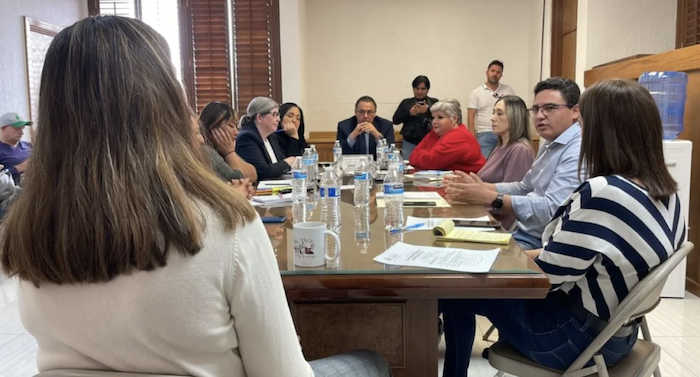 Los directores de Derechos Humanos y del Sistema para el Desarrollo Integral de la Familia (DIF), Santiago González Reyes y Lucía Chavira, ante integrantes de la Comisión Edilicia de la Familia y Asistencia Social del Ayuntamiento de Juárez.