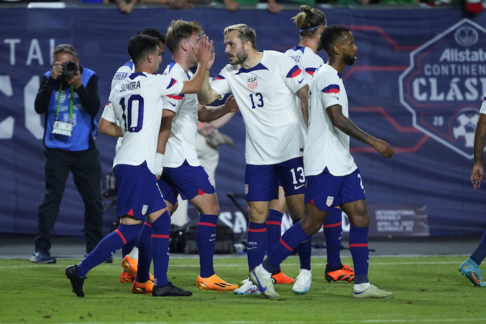 Los jugadores de Estados Unidos festejan su gol ante México en un partido amistoso disputado el miércoles 19 de abril de 2023, en Glendale, Arizona.