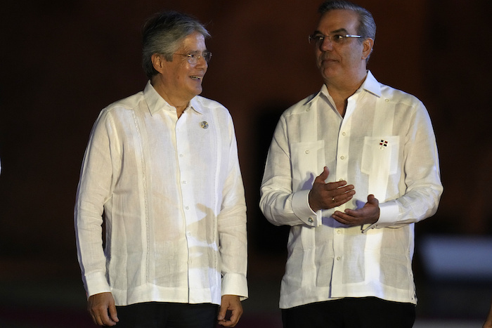 El Presidente de República Dominicana, Luis Abinader, a la derecha, recibe al Presidente de Ecuador, Guillermo Lasso, antes del inicio de la ceremonia de inauguración de la 28ª Cumbre Iberoamericana, en Santo Domingo, República Dominicana, el viernes 24 de marzo de 2023.