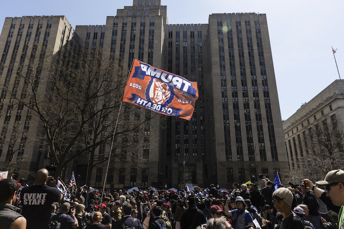 Manifestantes reunidos en una protesta celebrada en el parque Collect Pond, frente a la Fiscalía de Distrito de Manhattan, el martes 4 de abril de 2023, en Nueva York. La pancarta lee "Trump o muerte".