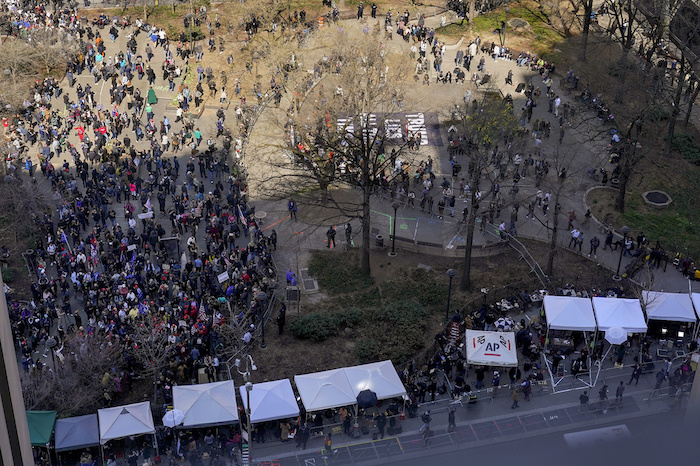 Manifestantes se congregan frente a la Corte Suprema de Nueva York, donde comparece el expresidente Donald Trump, martes 4 de abril de 2023 en Nueva York.