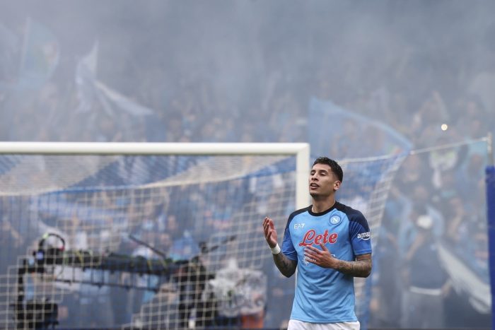 Mathias Olivera celebra tras anotar el gol del Napoli en el empate 1-1 contra Salernitana por la Serie A italiana en el estadio Diego Armando Maradona en Nápoles, el domingo 30 de abril de 2023.