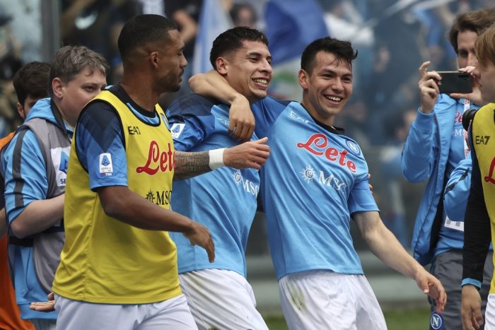 Mathias Olivera celebra tras anotar el gol del Napoli para el empate 1-1 ante Salernitana en el partido por la Serie A italiana en el estadio Diego Armando Maradona en Nápoles, el domingo 30 de abril de 2023.