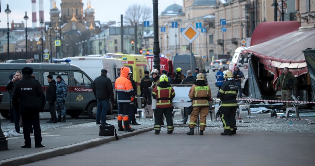 Miembros del Ministerio ruso de Emergencias de pie en el lugar de una explosión en una cafetería de San Petersburgo, Rusia, el domingo 2 de abril de 2023.