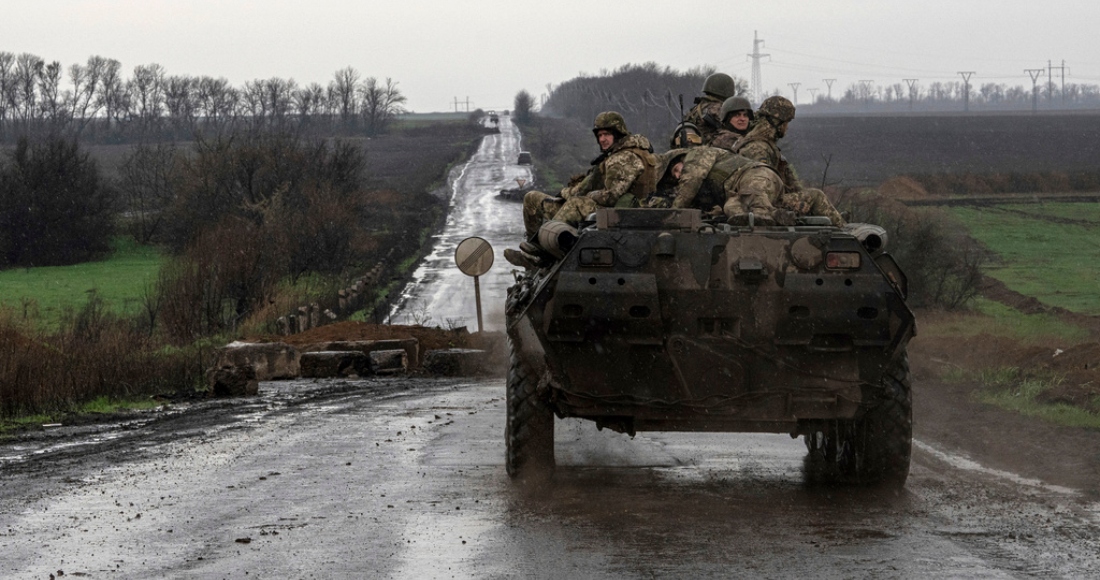 Militares ucranianos van por un camino cerca de Vuhledar, Ucrania, el 9 de abril de 2023.