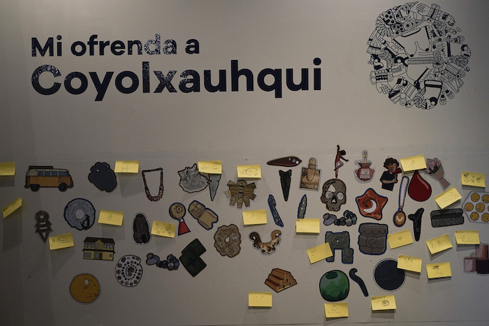 Notas adhesivas con mensajes y dibujos que representan las ofrendas dejadas por los visitantes a la diosa lunar mexica Coyolxauhqui se colocan en una pared en el Museo del Templo Mayor en la Ciudad de México, el miércoles 29 de marzo de 2023. Una nueva exhibición en el museo marca el 45 aniversario del hallazgo de un monolito que representa a Coyolxauhqui.