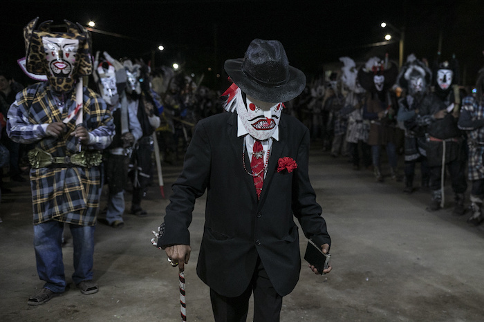 Numerosos lugareños participan con disfraces en una celebración del Jueves Santo en la localidad de Santa Rosalía, municipio de Mulege, en el estado nororiental mexicano de Baja California Sur, el 6 de abril de 2023.