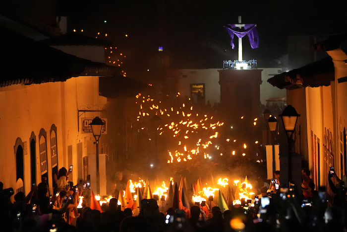 Numerosos penitentes con capuchas participan en la Procesión de las Antorchas en Goiás, a 350 kilómetros (217 millas) al oeste de Brasilia, en Brasil, a primeras horas del Jueves Santo 6 de abril de 2023.