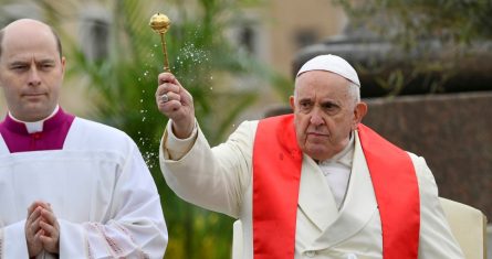 El Papa Francisco bendice a los fieles con ramas de olivo y palma antes de la misa del Domingo de Ramos en la Plaza de San Pedro del Vaticano, el domingo 2 de abril de 2023, al día siguiente de ser dado de alta del Hospital Universitario Agostino Gemelli en Roma, donde fue atendido por una bronquitis.