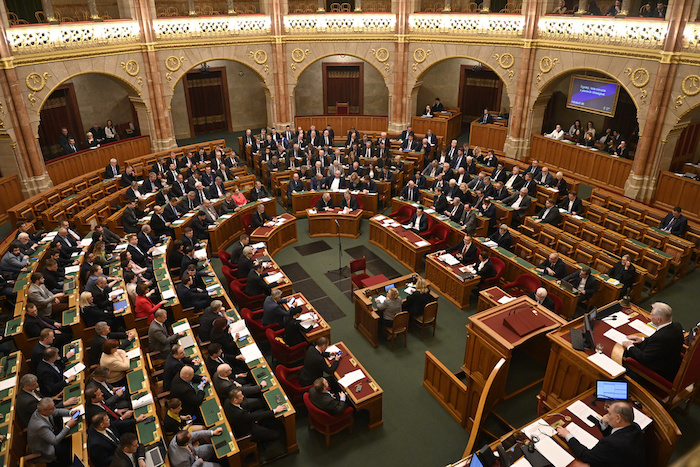 El Primer Ministro de Hungría, Viktor Orban, el Viceprimer Ministro Zsolt Semjen (al centro) se unen a los legisladores del Parlamento húngaro para votar sobre la candidatura de Finlandia para entrar a la OTAN, el lunes 27 de marzo de 2023 en Budapest, Hungría.