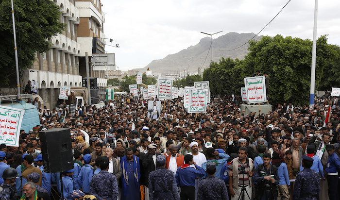 Partidarios de los hutíes en una marcha en Saná, Yemen, el 26 de marzo de 2023.