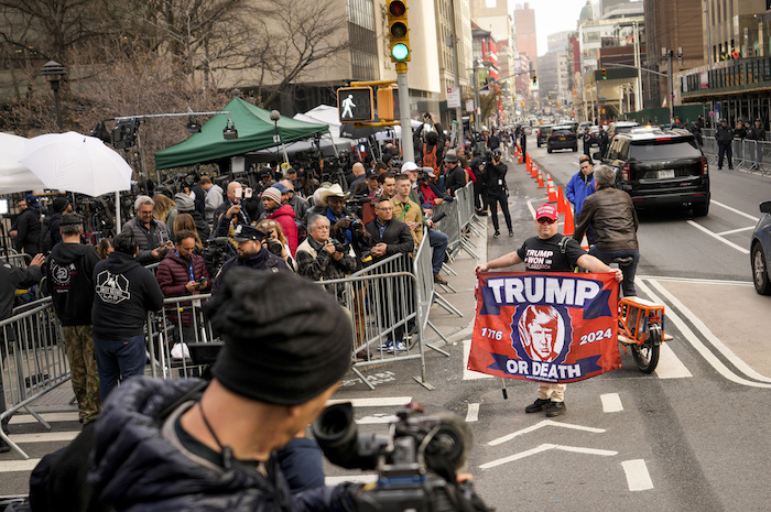 Partidarios del expresidente Donald Trump se aglomeran frente a la prensa y espectadores fuera de la corte criminal de Manhattan, martes 4 de abril de 2023. La leyenda en el cartel dice "Trump o muerte".