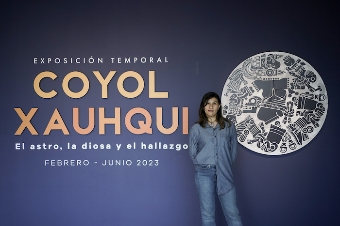 Patricia Ledesma, arqueóloga y directora del Museo del Templo Mayor, posa para una foto en la entrada de una nueva exhibición que marca el 45 aniversario del descubrimiento de un monolito que representa a Coyolxauhqui, la diosa lunar mexica, en la Ciudad de México, el miércoles 29 de marzo de 2023. Ledesma dijo que sus antecesores se dieron a la tarea de rescatar las huellas de la civilización mexica después de la época colonial, en 1821.