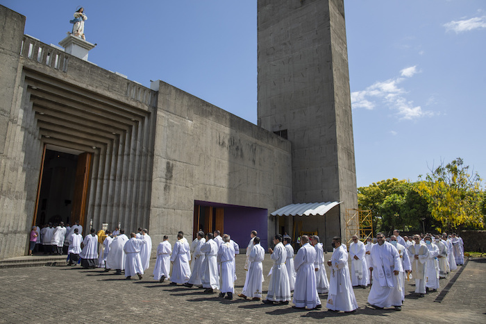 Sacerdotes llegan a la celebración del Jueves Santo previa a la misa en la Catedral Metropolitana de Managua, Nicaragua, el jueves 6 de abril de 2023.