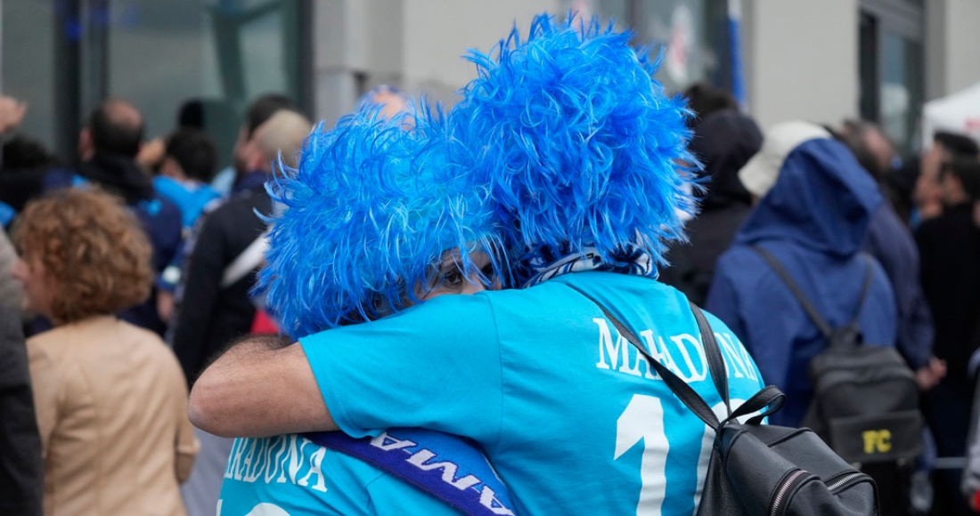 Seguidores del Napoli reaccionan en las calles de Nápoles tras el empate 1-1 contra Salernitana en la Serie A, el domingo 30 de abril de 2023.