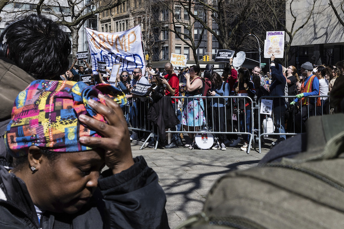 Simpatizantes anti Trump se enfrentan con partidarios del expresidente desde lugares designados ubicados en el parque Collect Pond, frente a la Fiscalía de Distrito de Manhattan, el martes 4 de abril de 2023, en Nueva York.