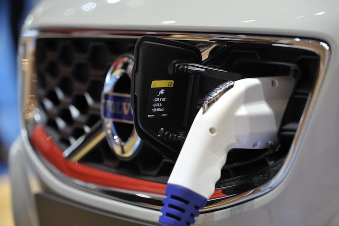 Un cargador conectado a un automóvil eléctrico durante el Motor Show de Ginebra, Suiza, el miércoles 2 de marzo de 2011.