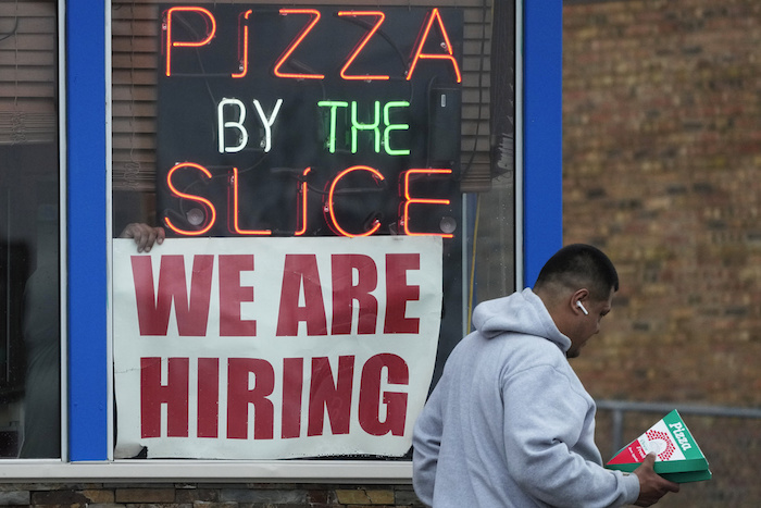 Un cartel de pedido de empleados en un restaurante en Prospect Heights, Illinois, 4 de abril de 2023.