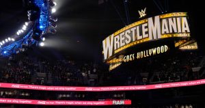 Un cartel de WrestleMania cuelga sobre la multitud durante un evento de WWE el lunes 6 de marzo de 2023 en Boston.