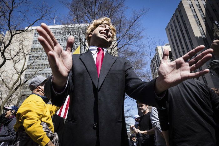 Un imitador de Donald Trump participa el martes 4 de abril de 2023 en una protesta celebrada en el parque Collect Pond, frente a la Fiscalía de Manhattan, en Nueva York.