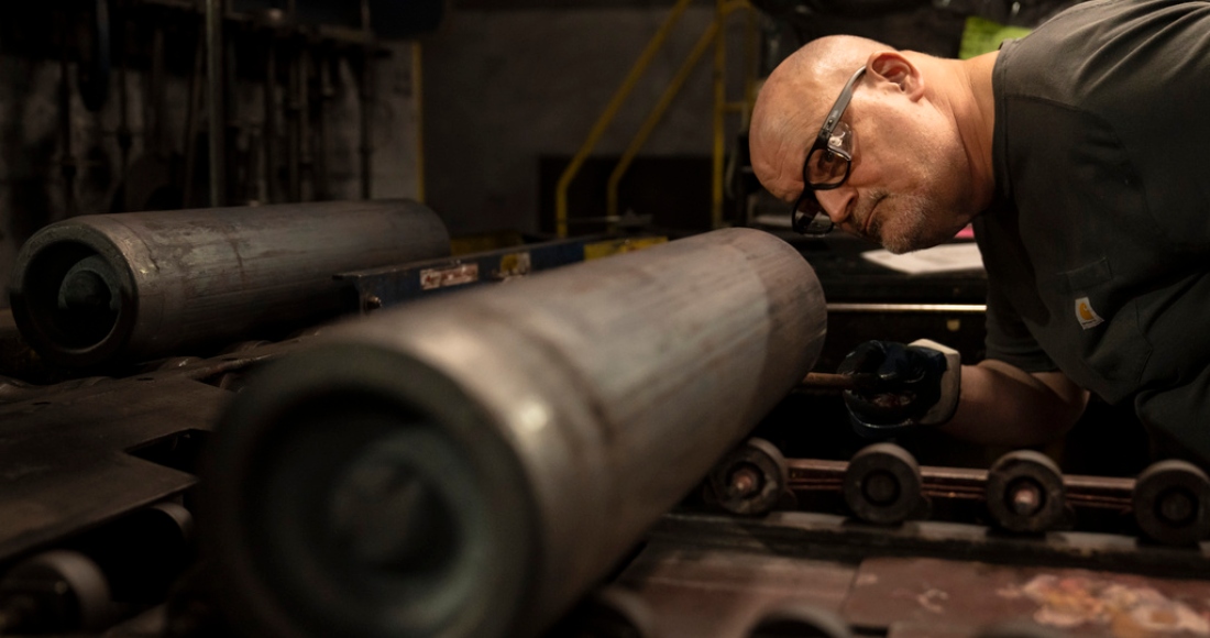 Un obrero metalúrgico inspecciona un proyectil de artillería M795 de 155 mm en la planta de municiones del ejército en Scranton, Pennsylvania, 13 de abril de 2023.