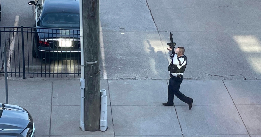 Un policía acude a la escena del tiroteo en Louisville, Kentucky, el 10 de abril de 2023.