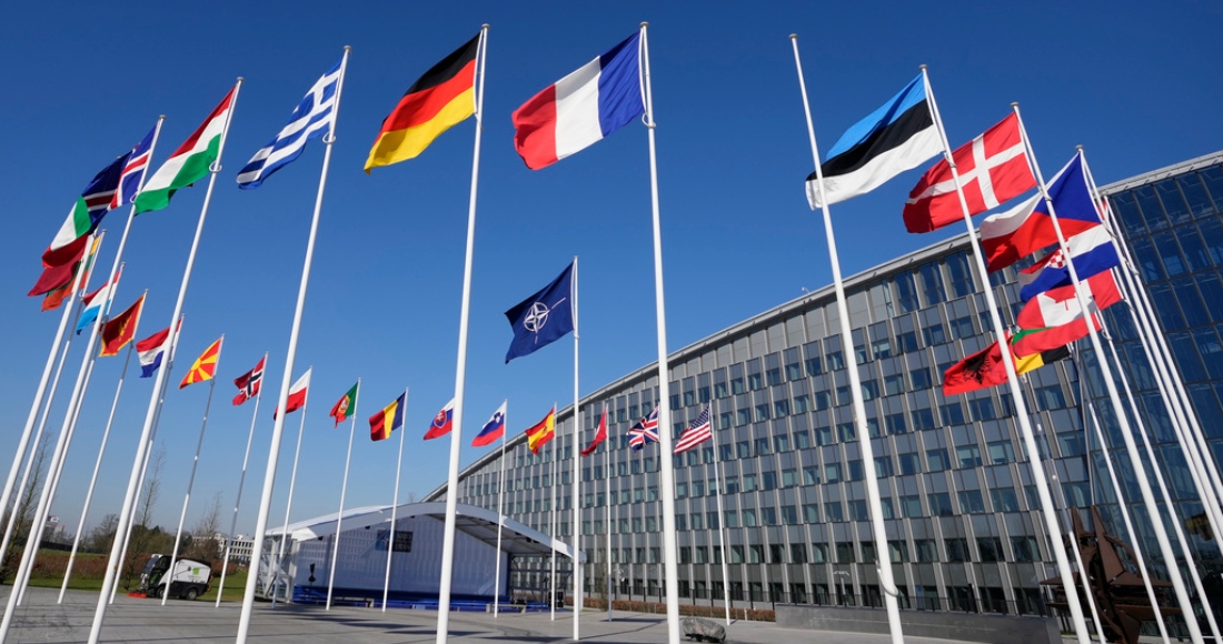 Un poste vacío se ve entre las banderas nacionales de Francia y Estonia ante la sede de la OTAN en Bruselas, el lunes 3 de abril de 2023.