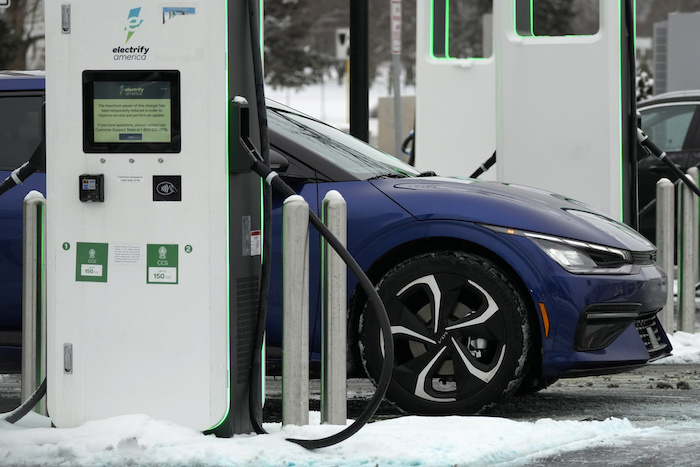 Una estación de carga de Electrify America para autos eléctricos, el 29 de enero de 2023, en el centro comercial Westfield Old Orchard, en Skokie, Illinois.