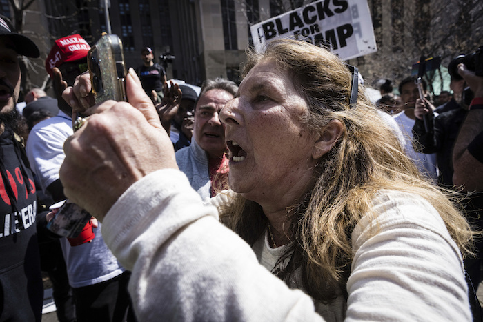 Una mujer discute con otra persona sobre política durante una protesta en el parque Collect Pond, frente a la Fiscalía de Distrito de Manhattan, el martes 4 de abril de 2023, en Nueva York.