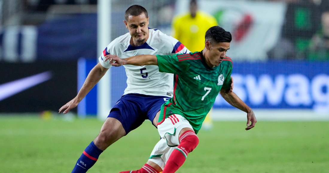 Uriel Antuna, de la Selección de México, y Aaron Long, de Estados Unidos, disputan un balón en un partido amistoso, el miércoles 19 de abril de 2023, en Glendale, Arizona.