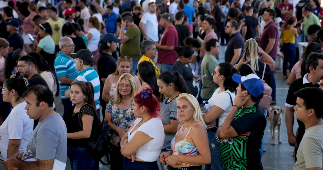 Votantes hacen fila durante las elecciones generales en Asunción, Paraguay, el domingo 30 de abril de 2023.