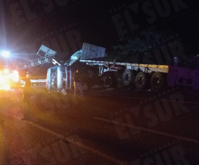 Nueve personas perdieron la vida luego de que un tráiler impactara a una camioneta Urvan sobre la Autopista del Sol México-Acapulco. Foto: El Sur